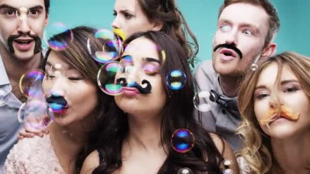 Fiesta Burbujas Máscara Con Amigos Estudio Sobre Fondo Azul Evento — Vídeo de stock