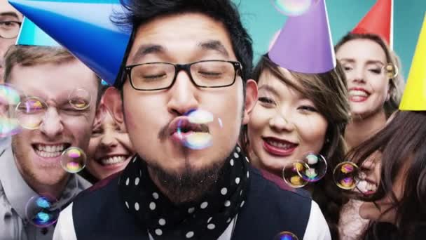 Přátelé Party Skupina Bubliny Studiu Pro Štěstí Rozmanitost Nebo Oslavu — Stock video