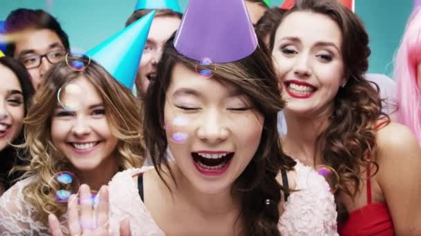 Burbujas Fiesta Cumpleaños Amigos Felices Celebración Diversión Con Baile Sonrisa — Vídeo de stock