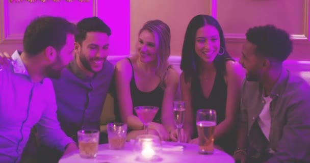 Arkadaşlar Gece Kulübünde Eğlenin Alkol Için Sosyal Toplanın Yeni Yılı — Stok video