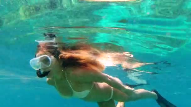 海洋和水下妇女潜水以获得健身锻炼 海上探险或自然游泳池的自由 印尼巴厘岛的水上旅行 比基尼和带泳镜潜水的免费潜水者 — 图库视频影像