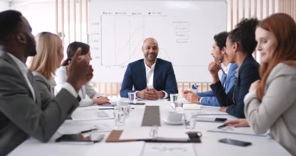 Líder Hombre Equipo Reunión Estrategia Marketing Planificación Conversación Sala Juntas — Vídeos de Stock