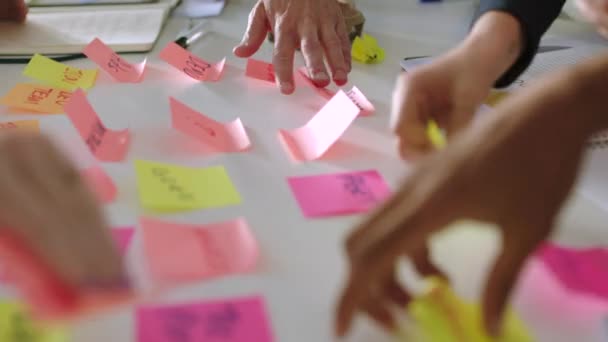 Χέρια Αυτοκόλλητες Σημειώσεις Ομαδικό Brainstorming Για Στρατηγική Μάρκετινγκ Μέσα Κοινωνικής — Αρχείο Βίντεο
