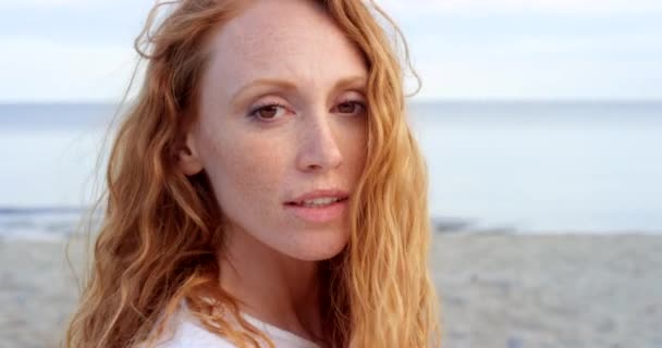 Plaża Piękno Twarz Rudej Kobiety Przygodzie Podróży Dla Pokoju Wellness — Wideo stockowe