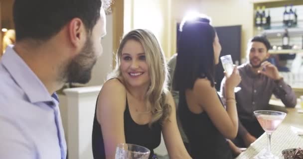 Çift Restoranda Kulüpte Gece Kulübünde Yeni Yıl Partisinde Sohbet Ederken — Stok video