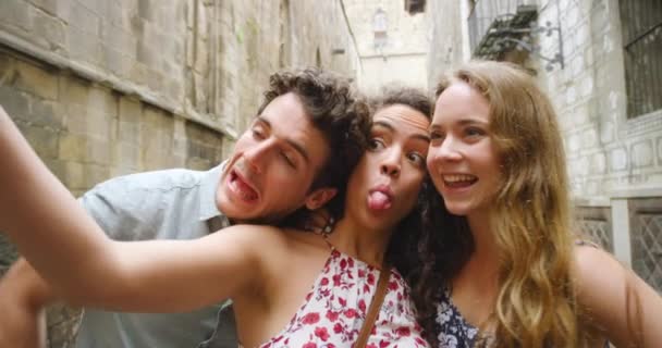 Telefone Viagens Amigos Com Selfie Barcelona Cidade Rua Para Rede — Vídeo de Stock