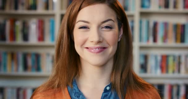 Porträt Gesicht Und Bücher Mit Einer Frau Bei Der Arbeit — Stockvideo