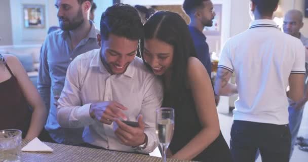 Festa Celebração Casal Com Telefone Boate Para Verificar Mídias Sociais — Vídeo de Stock