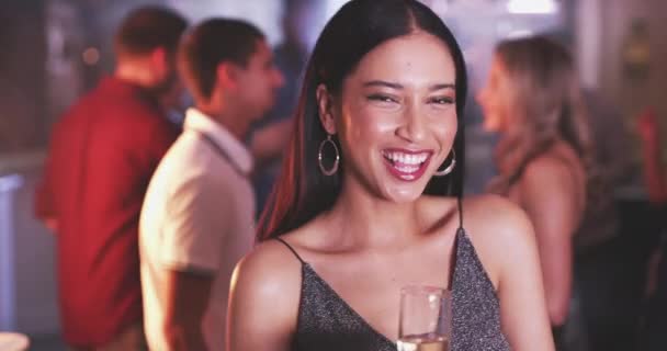 Mujer Champán Brindis Celebración Del Club Sonríe Cara Baila Para — Vídeo de stock