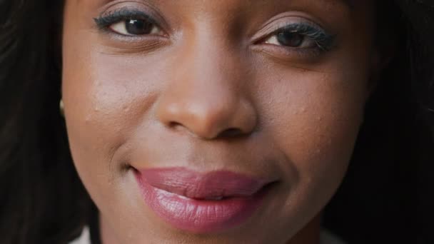 Maquiagem Mulher Negra Retrato Rosto Otimista Sorriso Alegre Com Notícias — Vídeo de Stock