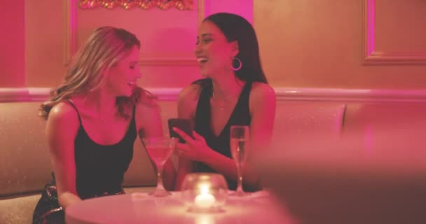 Вечірка Друзі Жінки Телефоном Нічному Клубі Перевіряють Онлайн Додаток Знайомств — стокове відео
