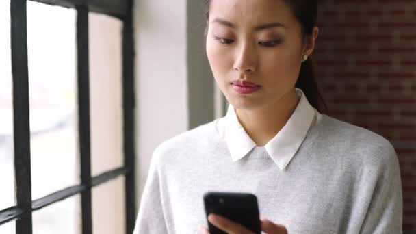 Morning Coffee Phone Asian Business Woman Internet Web Wifi Reading — Stock Video