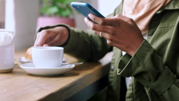 Caffetteria Smartphone Donna Passa Sui Social Media Informazioni Sul Sito — Video Stock
