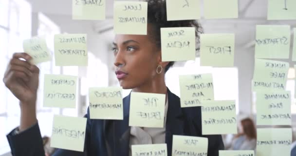 Стиснутые Ноты Стратегия Черная Женщина Планирующая Стеклянной Доске Офисе Умная — стоковое видео