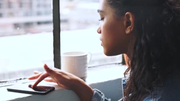 Chica Con Teléfono Inteligente Desplazarse Las Redes Sociales Con Café — Vídeos de Stock