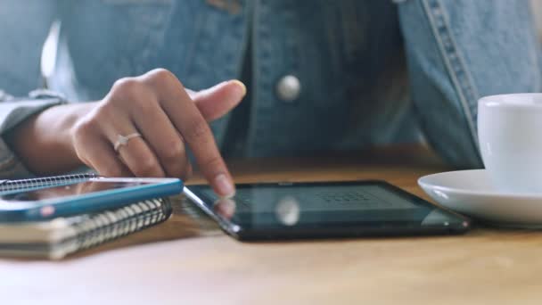 Mão Tablet Digital Mulher Café Fazendo Pesquisa Internet Enquanto Bebe — Vídeo de Stock