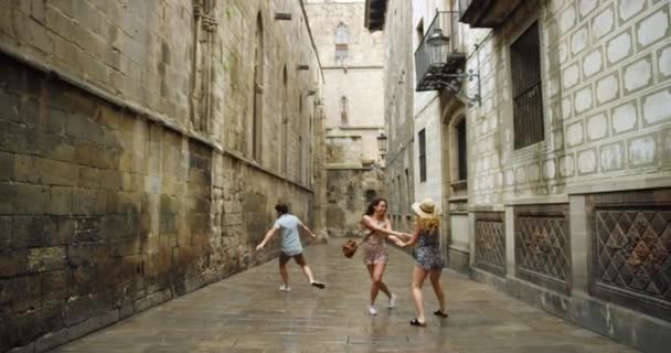 冬雨中 舞伴欢欢喜喜 欢天喜地 舞动着西班牙巴塞罗那的欧洲之旅 混凝土建筑 跳舞的能量或男人和女人在户外度假 — 图库视频影像