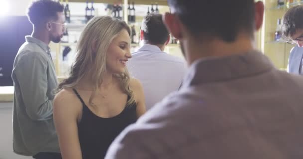 Şerefe Çiftler Restoran Randevularına Kokteyl Alkolle Doğum Gününü Kutlamak Için — Stok video