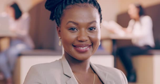 Schwarze Frau Führungspersönlichkeit Und Lächeln Für Glück Erfolg Und Stolz — Stockvideo