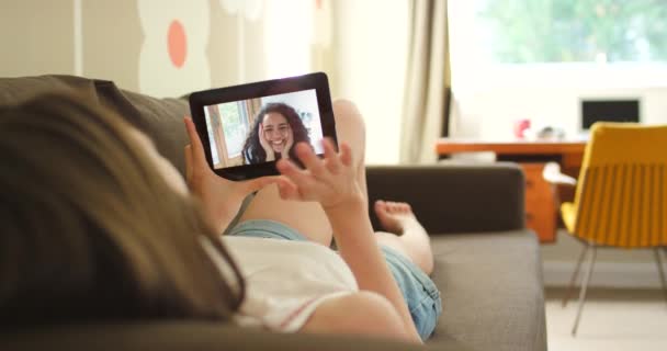 Mulher Acene Relaxe Com Videochamada Sofá Casa Dispositivo Tecnologia Digital — Vídeo de Stock