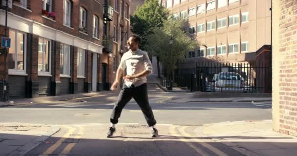 Черный Человек Танец Праздник Городе Энергия Успех Счастливой Улыбкой Свобода — стоковое видео