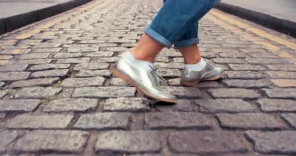 街の屋外ながら お祝いや自由のために女性 足や路上で踊ります 幸せなダンサーの女の子 銀の靴とステップ 動きや振付でダンスを祝うために — ストック動画