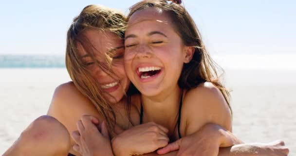 Miłość Lesbijki Para Całują Się Plaży Przytulając Śmiejąc Się Przyrodzie — Wideo stockowe