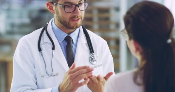 Beratung Mann Und Sprechender Arzt Mit Anweisungen Für Frauen Krankenhäusern — Stockvideo
