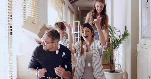 Haus Eigentum Und Glückliche Familie Haben Spaß Beim Einzug Auspacken — Stockvideo
