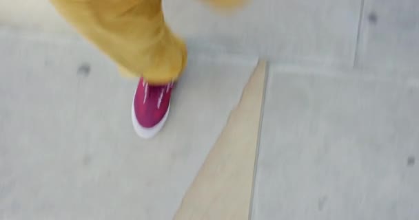 Zapatos Pies Caminando Pavimentación Hormigón Para Fitness Ejercicio Cardiovascular Viajes — Vídeos de Stock
