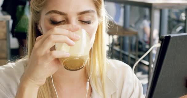 Espresso Tablet Muziek Met Een Vrouw Een Coffeeshop Voor Werk — Stockvideo