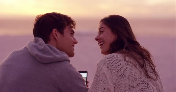 Paar Kuss Oder Telefon Strand Bei Sonnenuntergang Romantischen Urlaub Flitterwochen — Stockvideo