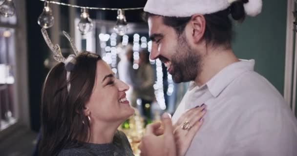 Kerstfeest Koppel Kus Liefde Romantiek Feest Geluk Thuis Gelukkig Kussen — Stockvideo