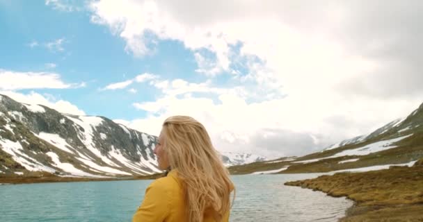 Žena Jezero Hora Při Pěší Túře Norsku Sněhem Vodou Zimou — Stock video