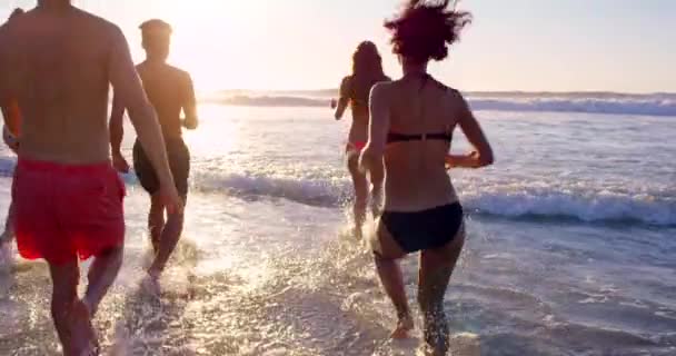Przyjaciele Fale Woda Splash Plaży Podczas Zachodu Słońca Zabawy Wakacje — Wideo stockowe