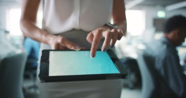Edificio Uffici Passeggiate Mani Con Uno Schermo Verde Tablet Ricerca — Video Stock