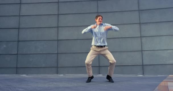 Бизнесмен Свобода Забавные Танцы Городе Офисному Зданию Успех Продаж Целевые — стоковое видео