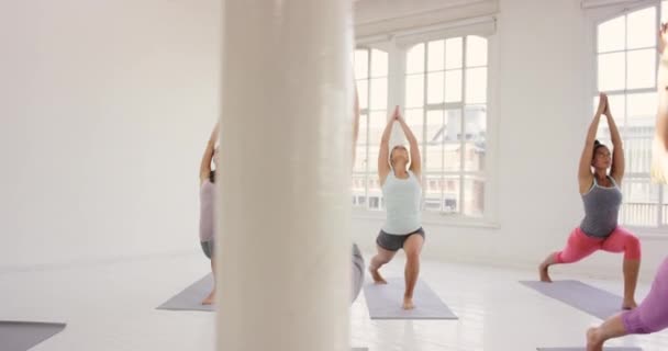 Yoga Fitness Koç Sağlıklı Yaşam Tarzı Olan Kadınlar Için Esneme — Stok video