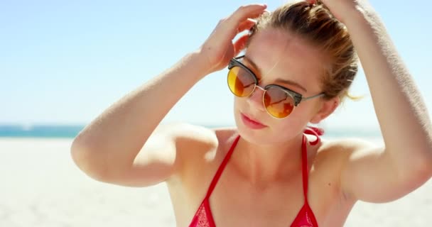 夏天和时尚 一个女人在海边或海边的沙滩上度假和度假 与一位穿着比基尼的年轻貌美的女士一起在海滨享受自由和阳光的水 头发和放松 — 图库视频影像