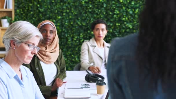Встреча Планирование Сотрудничество Командой Деловых Женщин Комнате Обсуждения Стратегии Маркетинг — стоковое видео