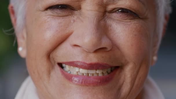 Пенсия Пожилая Женщина Счастливый Портрет Улыбки Лице Выплаты Пенсии Мексике — стоковое видео