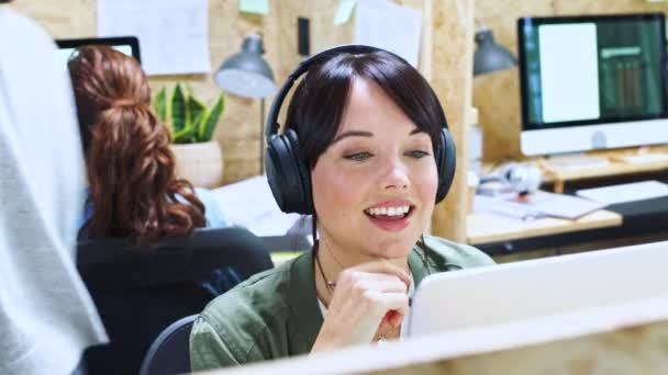 Телефонний Центр Підтримка Жінок Клієнтів Телемаркетингу Розмови Розмови Посмішкою Офісі — стокове відео