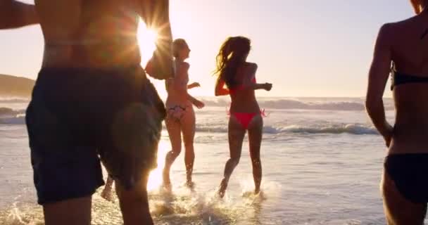 海滩和人们穿着比基尼在海上度假 在野外游泳时在水里玩耍 男人和女人聚集在海水边度假 — 图库视频影像