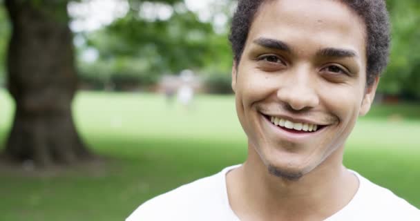 Retrato Facial Sorriso Homem Negro Parque Sorrindo Desfrutando Fresco Fim — Vídeo de Stock