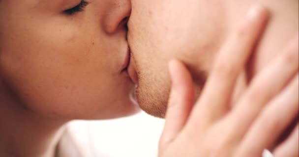 Pár Csók Szerelem Erotikus Szexuális Vágy Intim Romantika Együtt Fehér — Stock videók