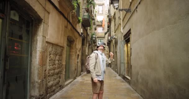 Человек Гарнитура Метаверс Путешествиях Барселоне Кибериграх Улице Города Мужчина Приключениях — стоковое видео