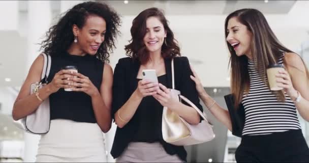 Séta Női Barátok Pletyka Irodában Kávészünet Mosolyog Beszélni Nevetni Együtt — Stock videók