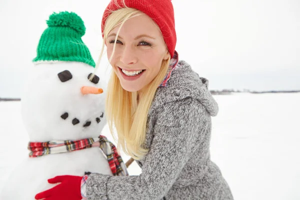 Χριστούγεννα Διακοπές Και Γυναίκα Χιονάνθρωπο Χειμερινές Διακοπές Πορτρέτο Χαρούμενο Κτίριο — Φωτογραφία Αρχείου