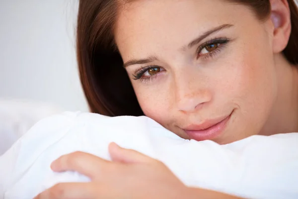 Aufwachen Mit Einem Lächeln Eine Hinreißende Junge Frau Lächelt Bett — Stockfoto