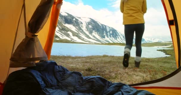 Camping Frihet Och Semester Tillflyktsort Med Kvinna Som Vaknar Sträcker — Stockvideo